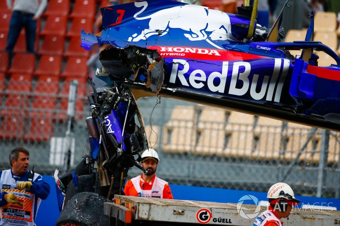I marshal rimuovono dal circuito la monoposto incidentata di Brendon Hartley, Toro Rosso STR13