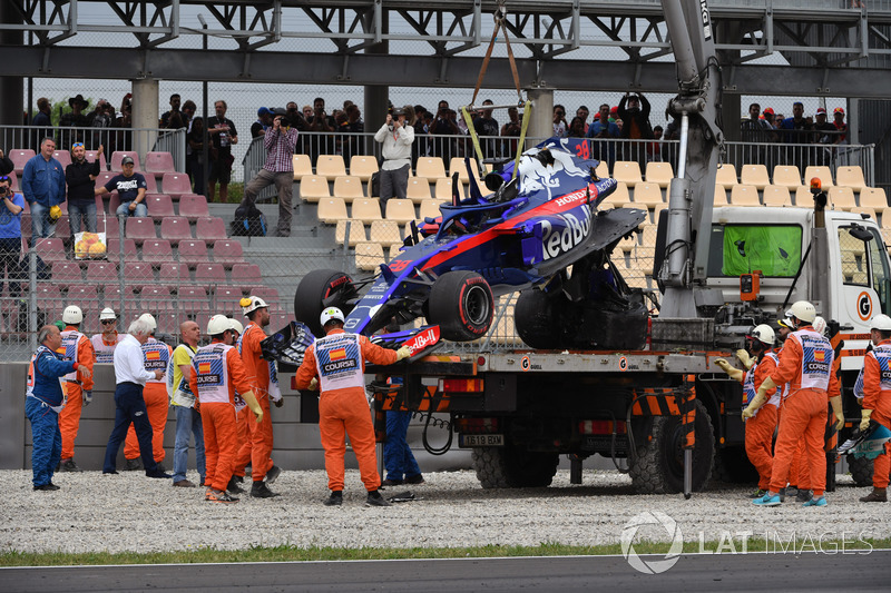 The crashed car of Brendon Hartley, Scuderia Toro Rosso STR13 is recovered