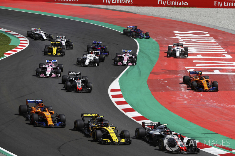 Kevin Magnussen, Haas F1 Team VF-18, Carlos Sainz Jr., Renault Sport F1 Team R.S. 18, Fernando Alonso, McLaren MCL33 e Romain Grosjean, Haas F1 Team VF-18, mentre Stoffel Vandoorne, McLaren MCL33, e Marcus Ericsson, Sauber C37, vanno larghi