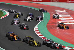 Kevin Magnussen, Haas F1 Team VF-18, Carlos Sainz Jr., Renault Sport F1 Team R.S. 18, Fernando Alonso, McLaren MCL33 and Romain Grosjean, Haas F1 Team VF-18, as Stoffel Vandoorne, McLaren MCL33, and Marcus Ericsson, Sauber C37, run wide