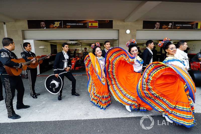 Bailarines y mariachis en el garaje de Fernando Alonso y Stoffel Vandoorne, McLaren