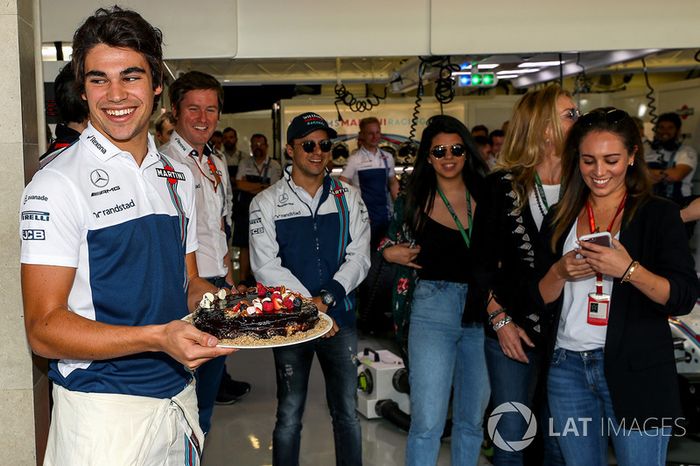 Lance Stroll, Williams celebra su cumpleaños con Rob Smedley, Williams, Felipe Massa, Williams y familia.