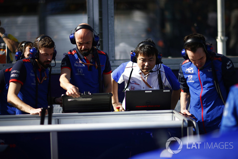 Toro Rosso and Honda engineers work with some data