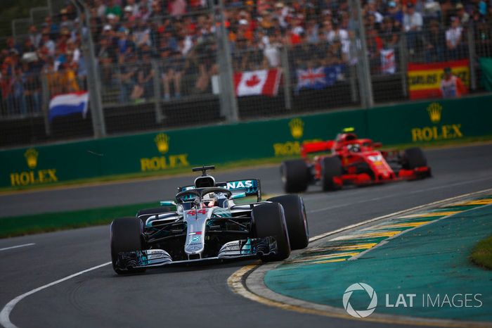 Lewis Hamilton, Mercedes AMG F1 W09, Kimi Raikkonen, Ferrari SF71H