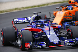 Брендон Хартли, Toro Rosso STR13, и Фернандо Алонсо, McLaren MCL33