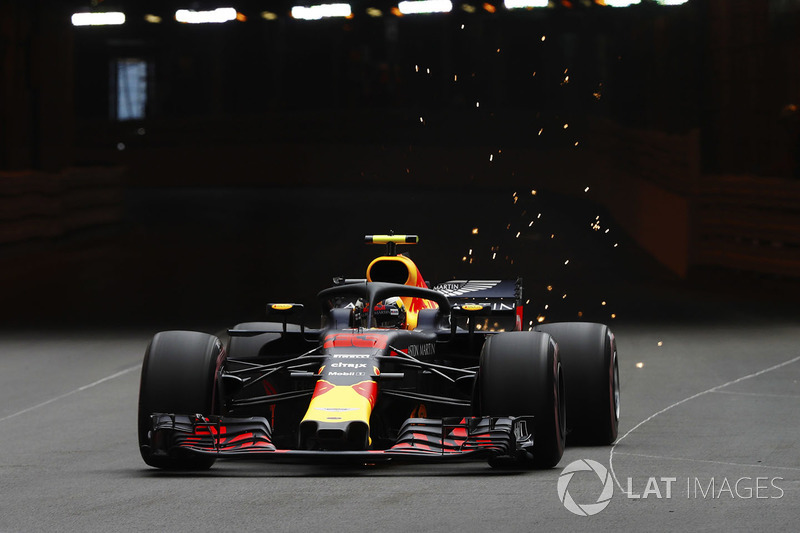 Max Verstappen, Red Bull Racing RB14, solleva scintille uscendo dal tunnel