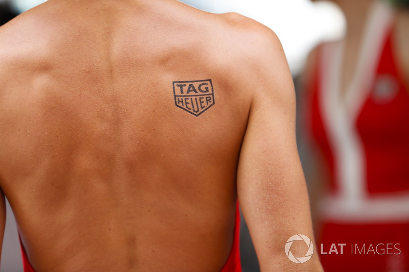 Il marchio Tag Heuer sulla spalla di una modella