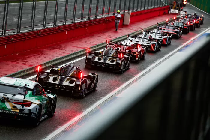 Cars lining up in the pitlane