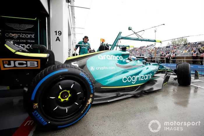 Sebastian Vettel, Aston Martin AMR22, sale del garaje
