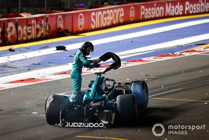Lance Stroll, Aston Martin AMR23, sale de su coche gravemente dañado tras un accidente al final de la Q1.
