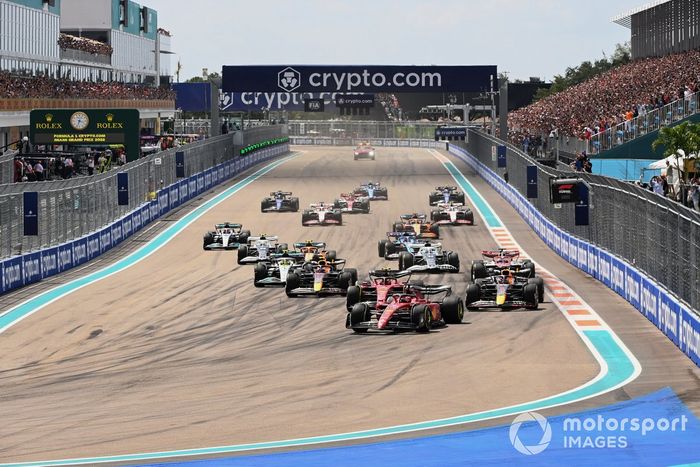Charles Leclerc, Ferrari F1-75, Carlos Sainz, Ferrari F1-75, Max Verstappen, Red Bull Racing RB18, Sergio Pérez, Red Bull Racing RB18, el resto del pelotón en la salida
