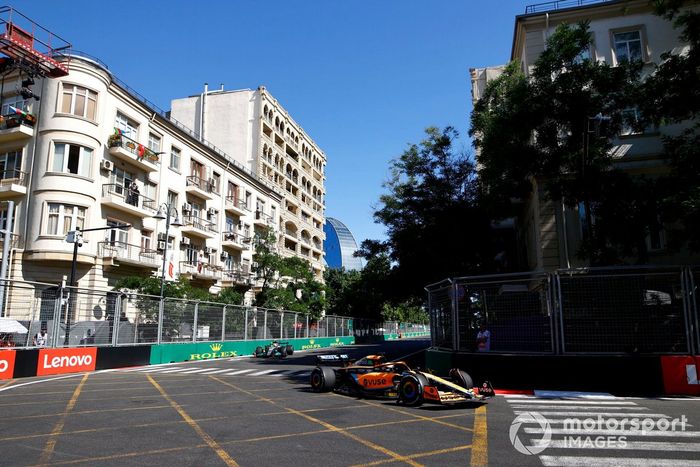 Daniel Ricciardo, McLaren MCL36, Lewis Hamilton, Mercedes W13