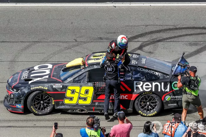 Daniel Suárez, TrackHouse Racing, Onx Homes / Renu Chevrolet Camaro celebra su victoria con el jefe de equipo Travis Mack, TrackHouse Racing, Chevrolet Camaro