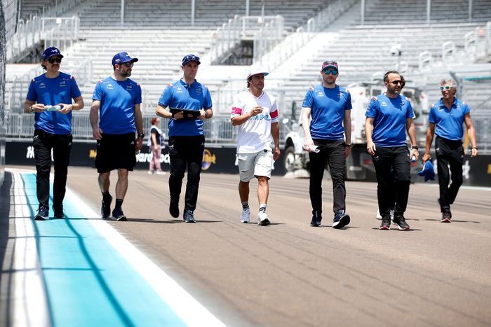 Fernando Alonso, paseo por la pista del equipo Alpine F1