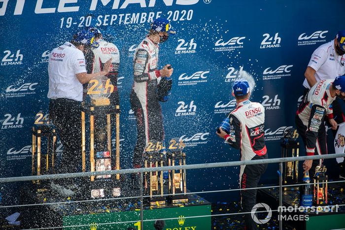 Podio: ganadores #8 Toyota Gazoo Racing Toyota TS050: Sebastien Buemi, Kazuki Nakajima, Brendon Hartley, tercer lugar #7 Toyota Gazoo Racing Toyota TS050: Mike Conway, Kamui Kobayashi, Jose Maria Lopez