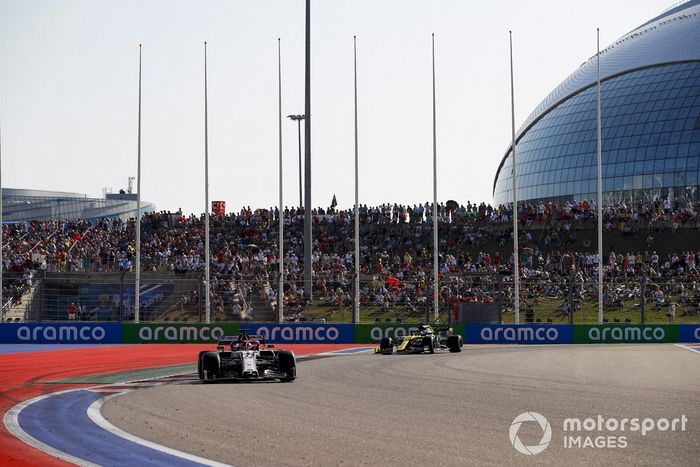 Kimi Raikkonen, Alfa Romeo Racing C39, Daniel Ricciardo, Renault F1 Team R.S.20