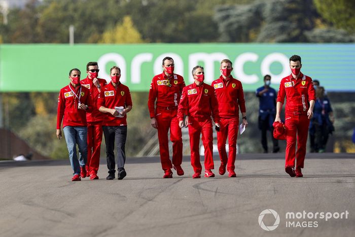 Sebastian Vettel, Ferrari, camina por la pista con su equipo