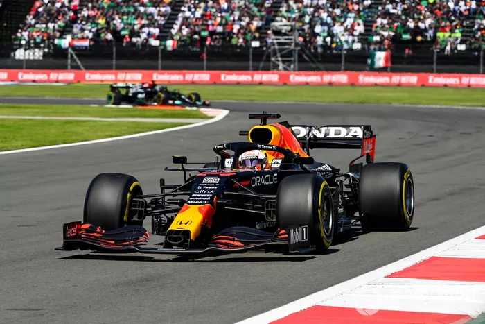 Max Verstappen, Red Bull Racing RB16B, Lewis Hamilton, Mercedes W12
