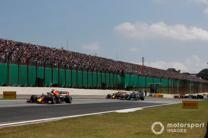 Max Verstappen, Red Bull Racing RB16B, Lance Stroll, Aston Martin, y Valtteri Bottas, Mercedes W12