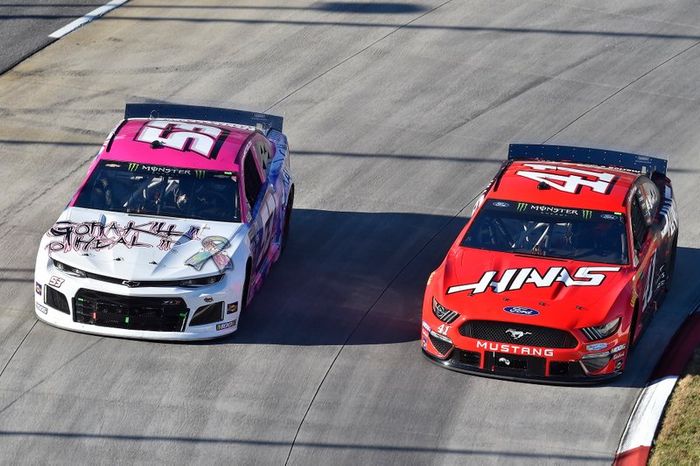 Daniel Suarez, Stewart-Haas Racing, Ford Mustang Haas Automation, J.J. Yeley, Rick Ware Racing, Chevrolet Camaro GOTTA KILL IT TO HEAL IT