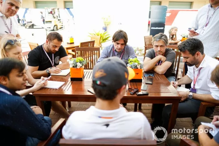Lando Norris, McLaren, atiende a los medios