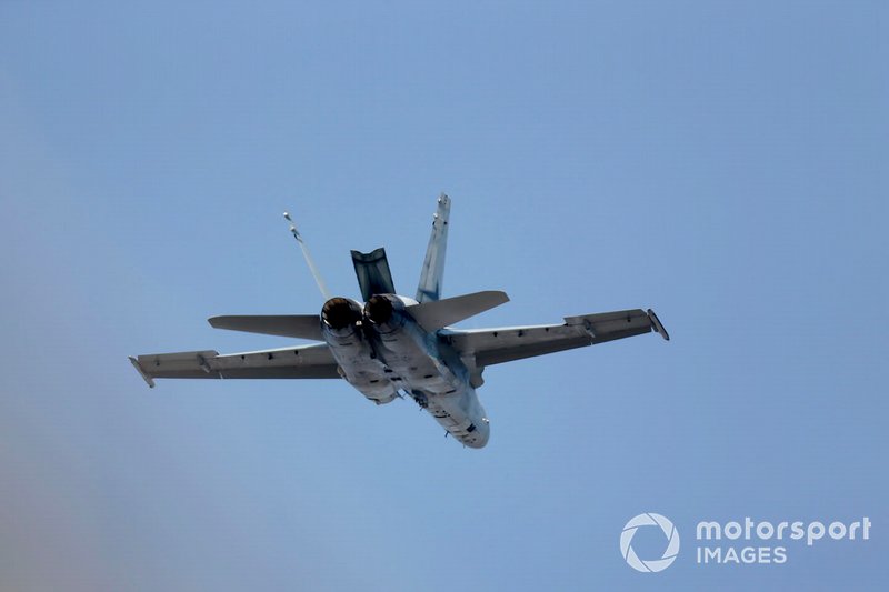 Un F/A-18A Hornet du 77e escadron de la RAAF divertit la foule