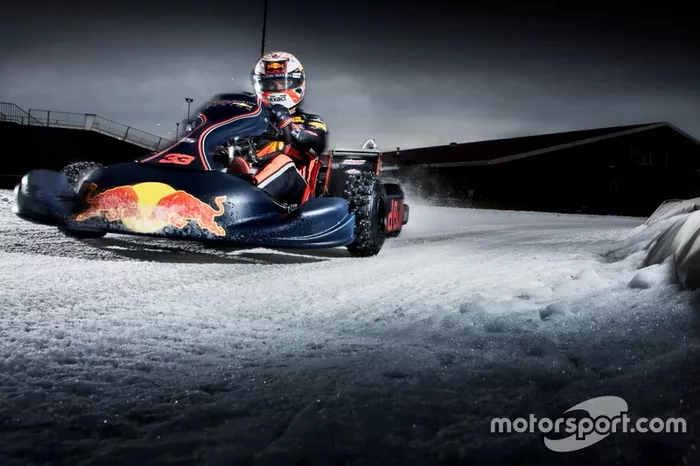 Max Verstappen participa de ação da Red Bull de kart no gelo