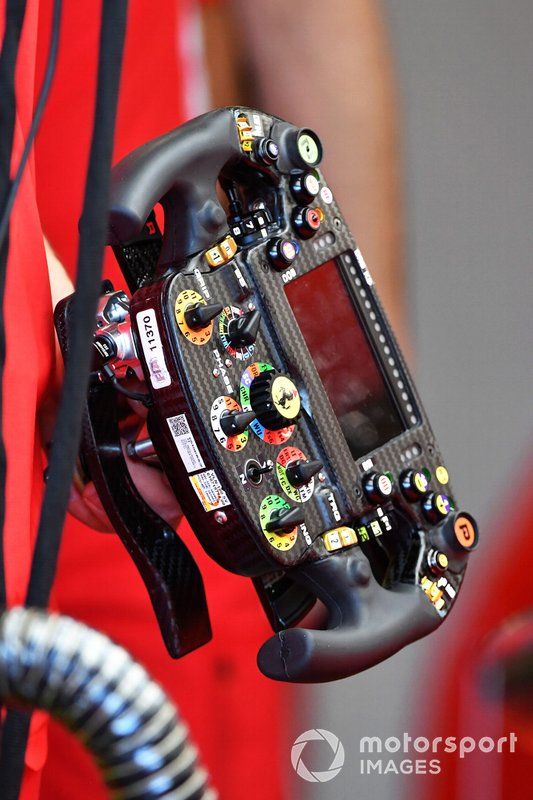 El volante del Ferrari SF90 de Charles Leclerc