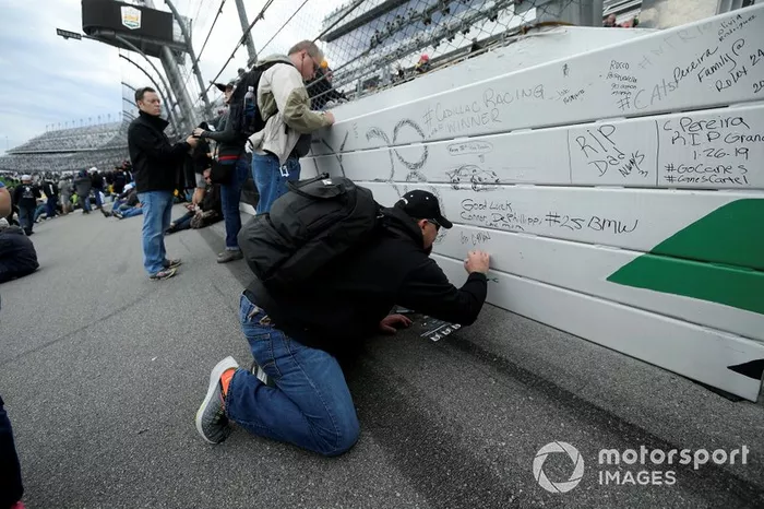 Fans firman la barda