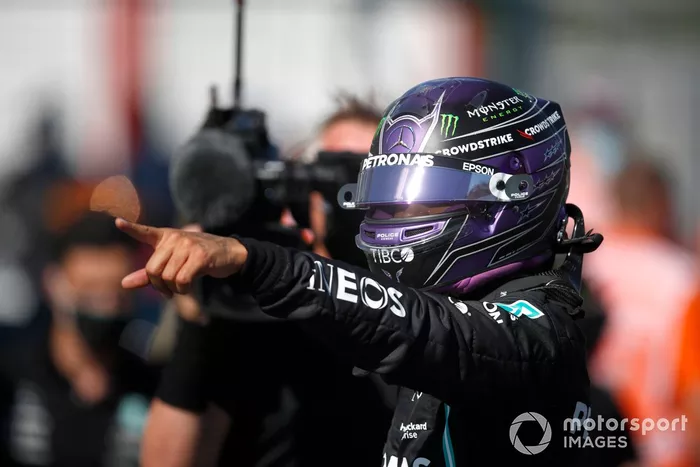 Ganador de la pole Lewis Hamilton, de Mercedes, en el Parc Ferme