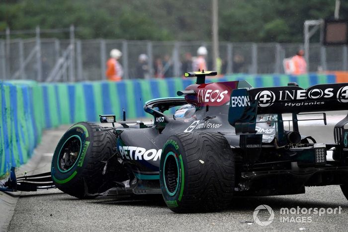 Valtteri Bottas, Mercedes W12, después de su choque en la salida