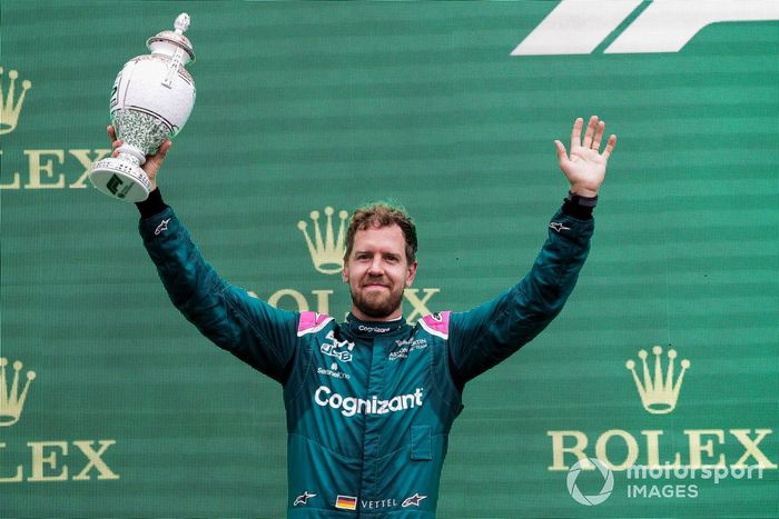 Podio: segundo lugar Sebastian Vettel, Aston Martin