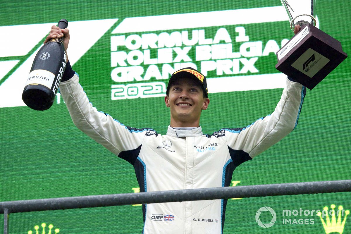 George Russell, Williams, con su trofeo de segunda posición. 