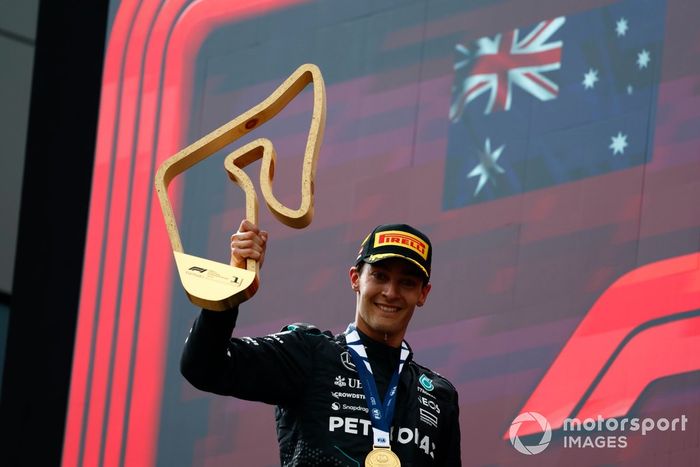 George Russell, Mercedes-AMG F1 Team, 1ª posición, con el trofeo de ganador