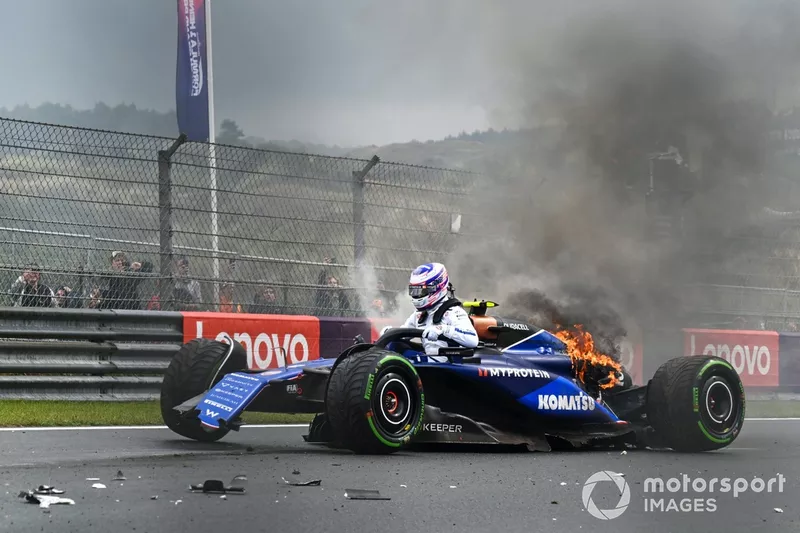 Logan Sargeant, Williams FW46, saute de sa voiture après un accident en FP3.