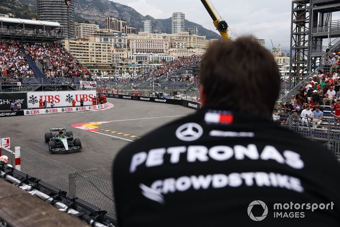 Toto Wolff, director del equipo y consejero delegado de Mercedes-AMG F1 Team, observa a Lewis Hamilton, Mercedes F1 W15, salir de la chicane de la piscina.