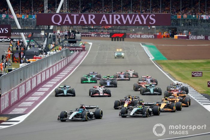 George Russell, Mercedes F1 W15, Lewis Hamilton, Mercedes F1 W15, seguido de Lando Norris, McLaren MCL38, en la salida de la carrera.