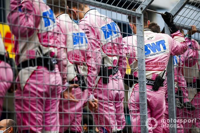 Los mecánicos de Racing Point celebran en el Parc Ferme