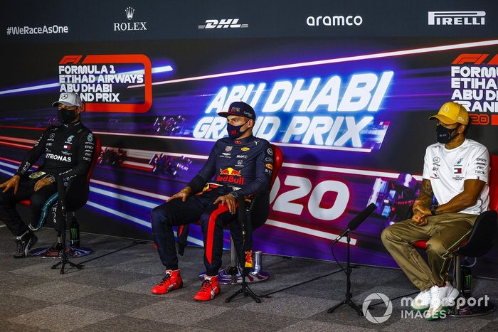 Valtteri Bottas, Mercedes-AMG F1, Max Verstappen, Red Bull Racing, Lewis Hamilton, Mercedes-AMG F1, en la conferencia de prensa después de la carrera