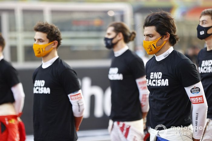 Lando Norris, McLaren, y Carlos Sainz Jr., McLaren, en la parrilla para el himno nacional