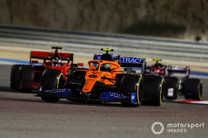 Lando Norris, McLaren MCL35, Sebastian Vettel, Ferrari SF1000, e Antonio Giovinazzi, Alfa Romeo Racing C39
