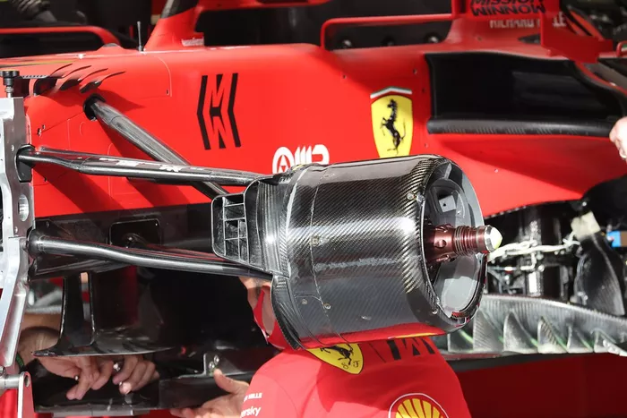 Detalle del tambor de freno delantero del Ferrari SF21