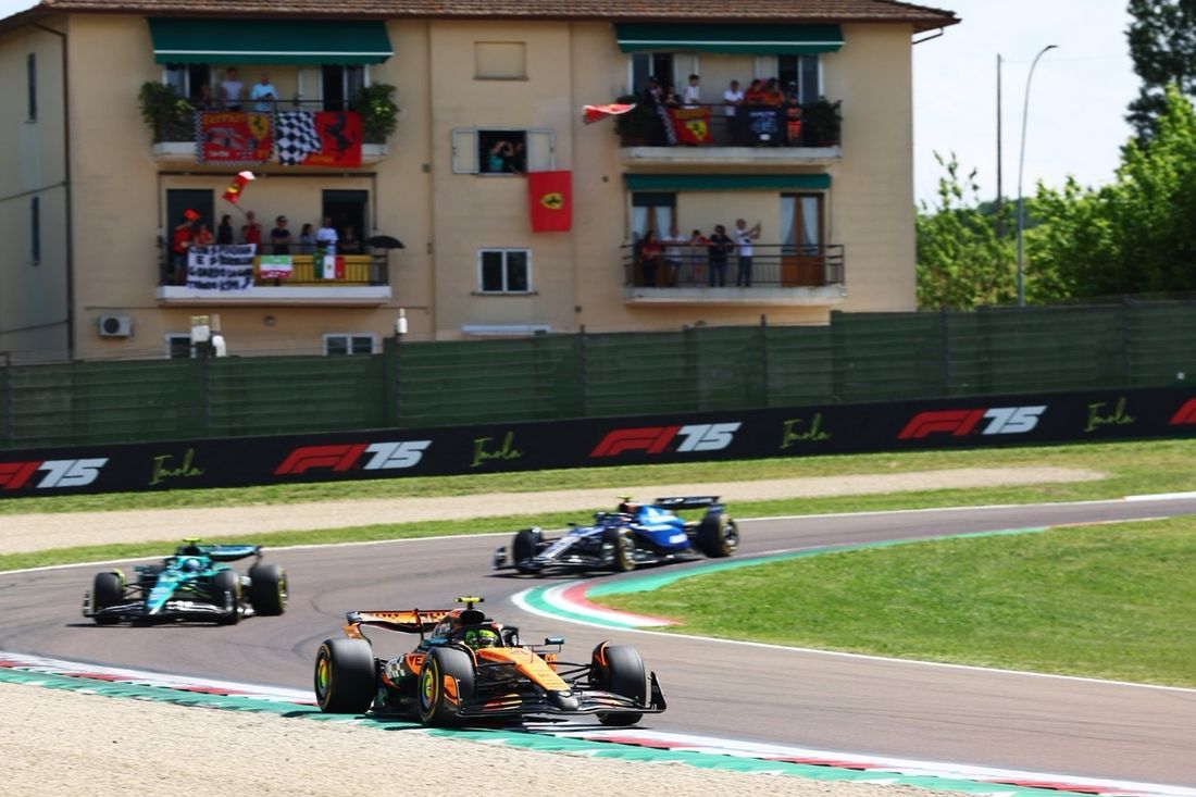 Lando Norris, McLaren, Fernando Alonso, Aston Martin Racing, Carlos Sainz, Williams