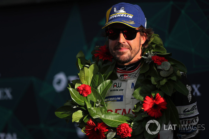 Podium: race winner #8 Toyota Gazoo Racing Toyota TS050: Fernando Alonso 