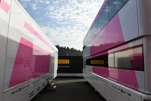 Les camions Force India F1 sans logo