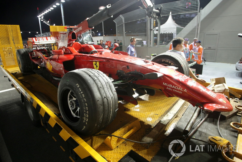 Полный провал Ferrari в Сингапуре довершил Райкконен: не справился с управлением на высоких поребриках 10-го поворота и смачно врезался в стену
