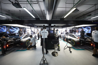 Valtteri Bottas, Mercedes AMG F1 W09, e Lewis Hamilton, Mercedes AMG F1 W09