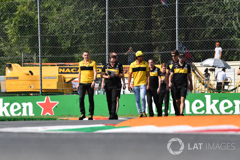 Carlos Sainz Jr., Renault Sport F1 Team parcourt la piste à pied