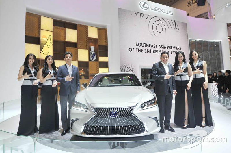 Yasuhiro Sakakibara, ES Chief Engineer, Adrian Tirtadjaja, General Manager Lexus Indonesia, berfoto bersama Lexus ES Generasi Ketujuh