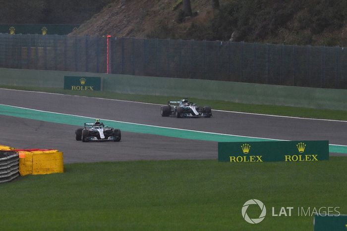 Valtteri Bottas, Mercedes AMG F1 W09 trompea en Q3 junto a Lewis Hamilton, Mercedes AMG F1 W09 